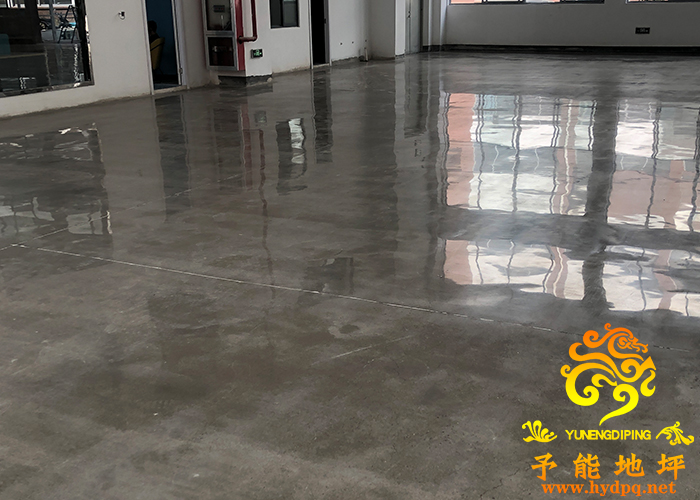 上海環(huán)氧耐磨地坪二次加裝圓盤的機(jī)械鏝的作業(yè)